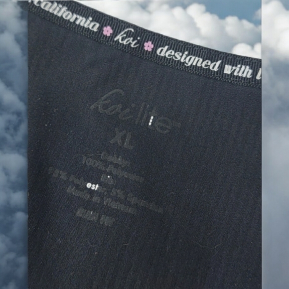 Koi Lite woman's lightweight Scrub Top in size XL. - Picture 2 of 5